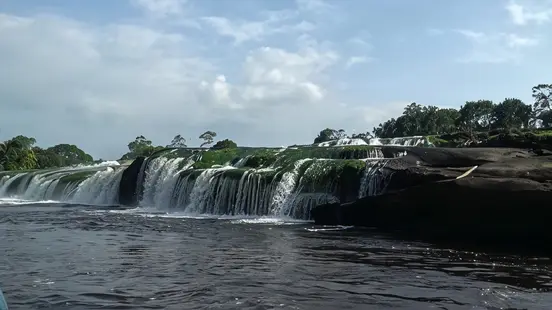 De Tapawatra Sula, een brede stroomversnelling in de Suriname-rivier